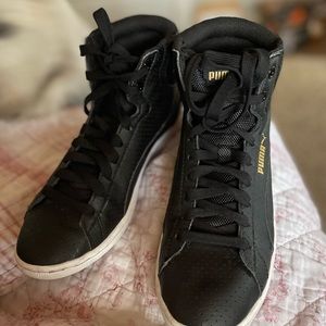 Look like new. Puma “Rebound” black Hi top w/memory foam. Can be W 7 or Y 5- 5.5